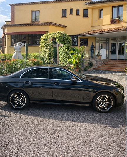 Chauffeur privé Taxitoo en service VTC à Cannes pour transferts aéroport Nice et déplacements haut de gamme